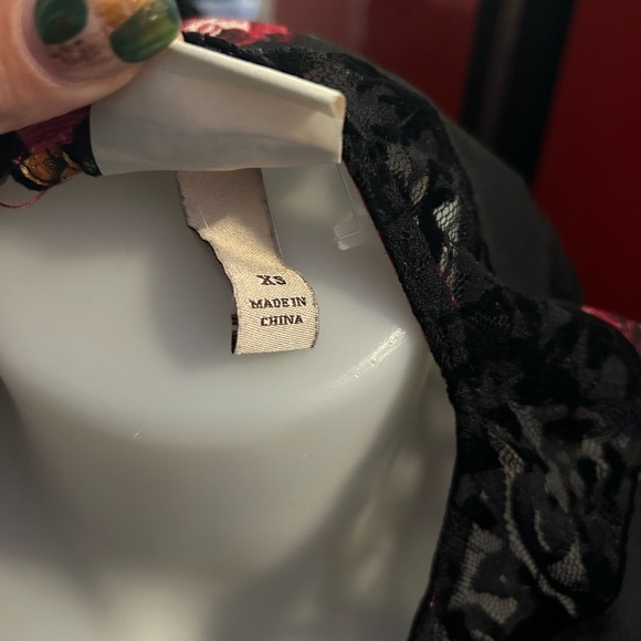 Knox Rose dark floral with lace and velvet accents - Picture 6 of 8